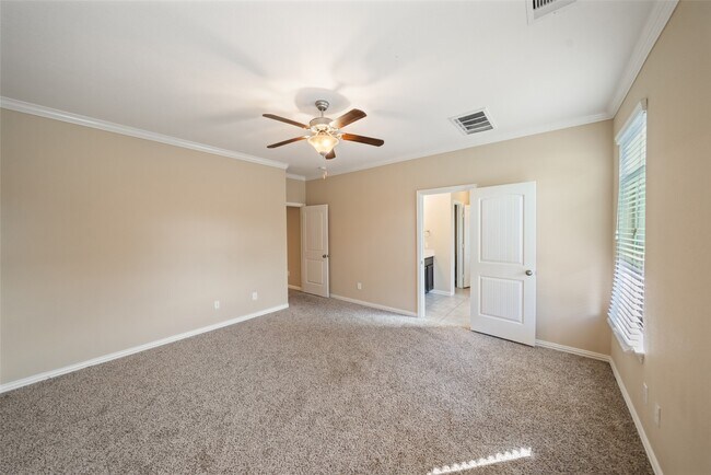 Building Photo - 667 Oak Cir Dr E