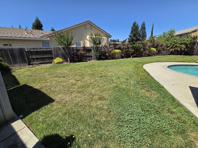 Building Photo - "Spacious 5-Bed home with 4 Baths Home for Rent!