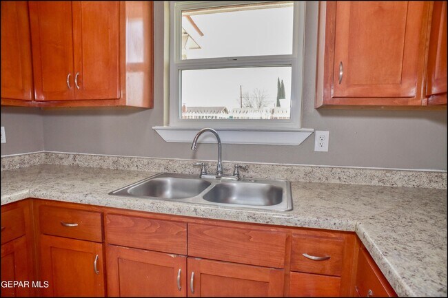 Building Photo - 9004 Acatlan Ln