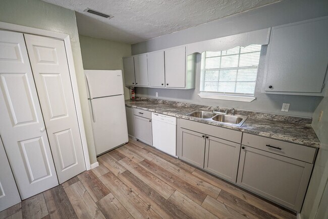 Building Photo - 2304 Hartsfield Ct