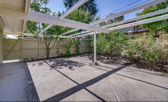 Building Photo - 3 Bed 2 Bath Home w/ Bonus Room in Palo Alto.