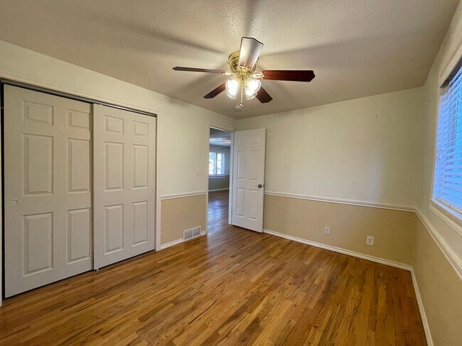 Building Photo - $0 DEPOSIT OPTION! TIMELESS VINTAGE CHARM: 2-BED, 1-BATH UNIT IN A CHARMING TRIPLEX