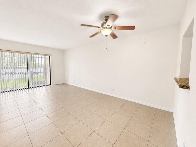 Building Photo - 6585 Somerset Dr