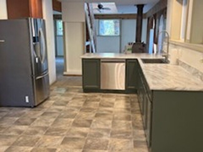 Building Photo - 3BED2BATH - NEWLY REMODELED WITH LARGE SHO...