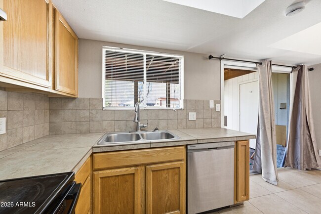 Building Photo - 10411 N 11th Ave