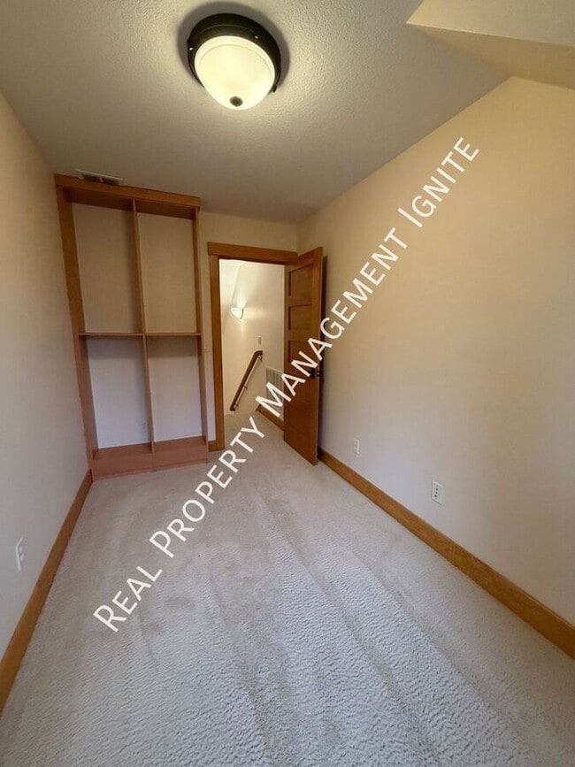 Building Photo - 453 S Pine St