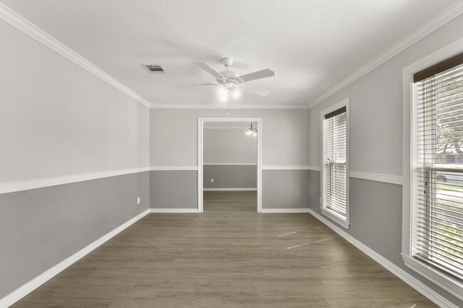 Building Photo - 15710 Creekhaven Dr