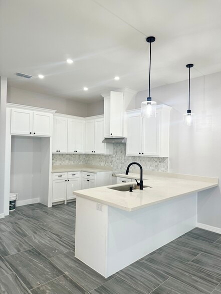 Building Photo - 1002 Escondido Ln E