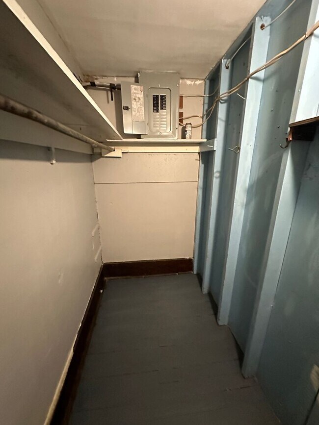 Building Photo - One Bedroom apartment Upstairs