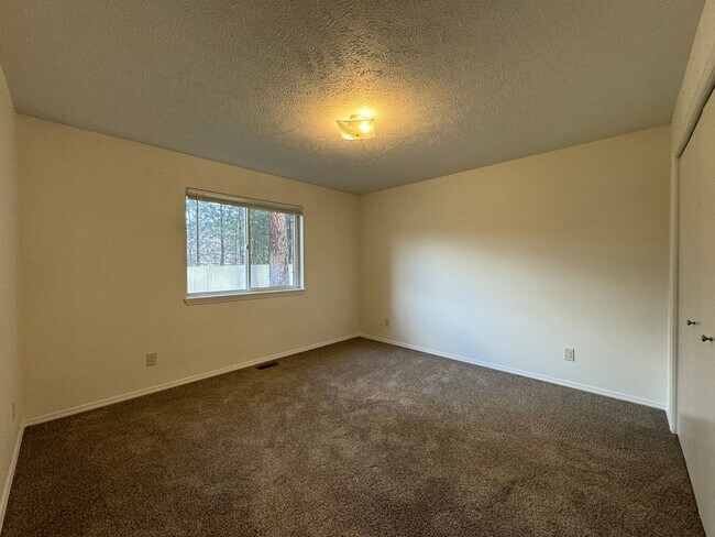 Building Photo - Delightful 2 Bed, 2 Bath Duplex near River...