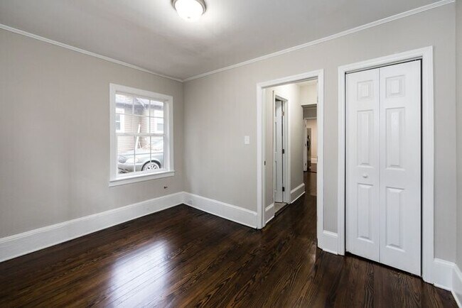 Building Photo - Recently Updated 1BA/1BA Duplex Home with ...