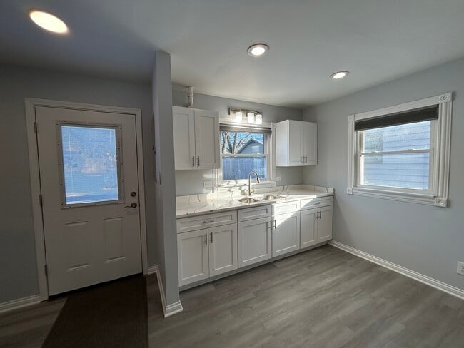 Building Photo - 807 Elm Ave