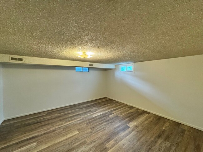 Building Photo - Spacious Split-Level 3 bed, 1 Bath Duplex ...