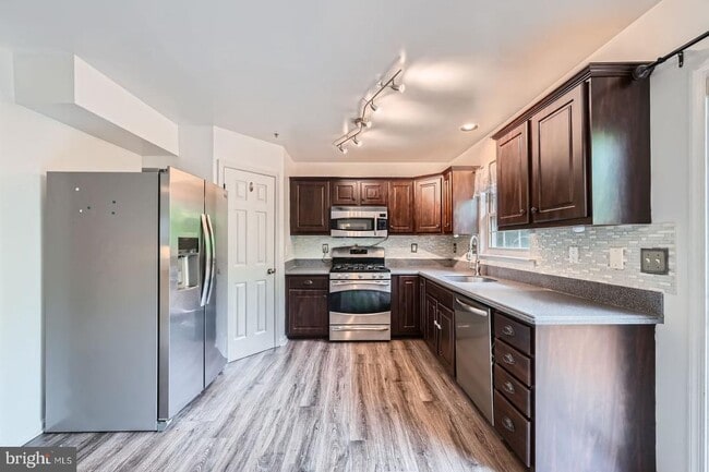 Building Photo - 9863 Greenbriar Way