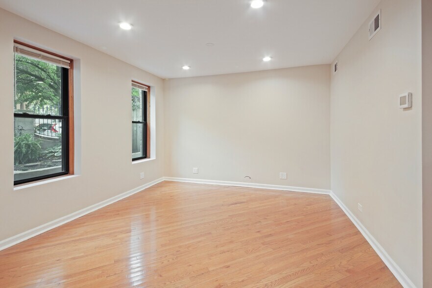 Building Photo - 1620 N Claremont Ave