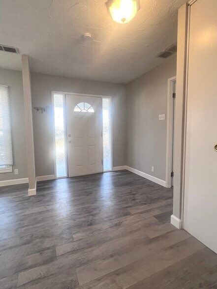 Building Photo - 3912 Manorwood Dr