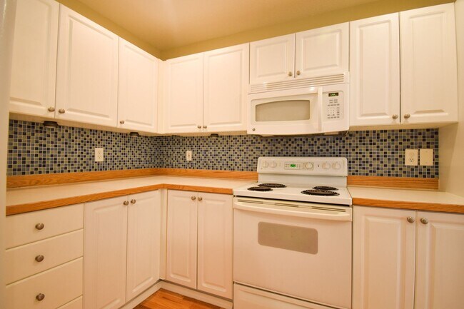 Building Photo - NEW LOWERED RENT!  Wow! Beautiful 4 Bedroo...