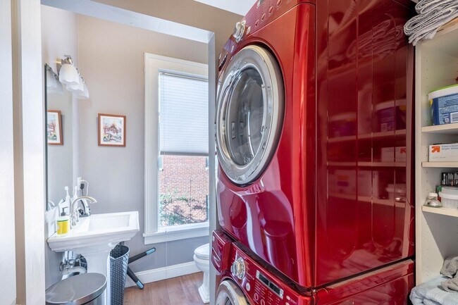 Building Photo - 1371 N High St