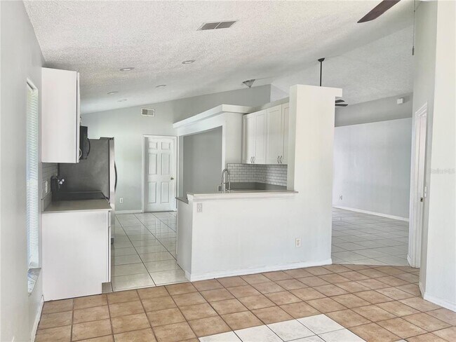 Building Photo - 1050 Pineview Ct