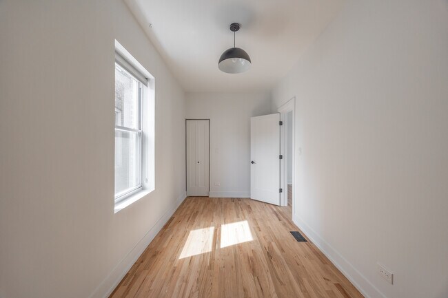 Building Photo - 3051 W Medill Ave
