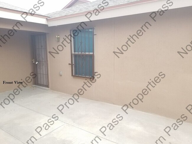 Building Photo - 3 Bedroom Duplex Move in Special
