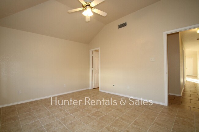 Building Photo - Spacious Three-Bedroom!
