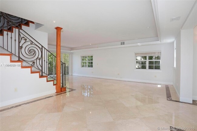 Building Photo - 592 Fernwood Rd