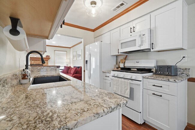 Building Photo - A gem in Knells Ridge!