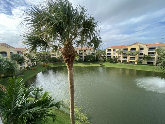 Building Photo - 400 Uno Lago Dr