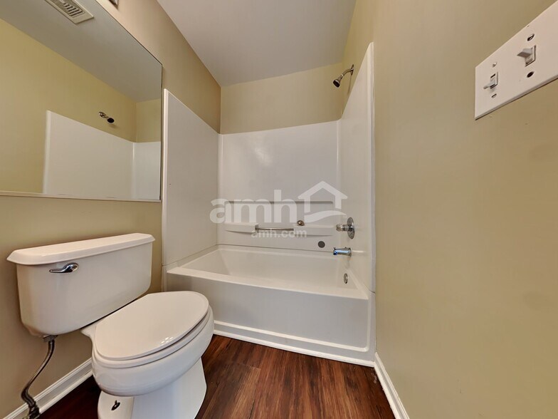 Building Photo - 2123 Red Oak Dr