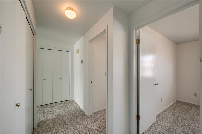 Building Photo - Charming 2 Bed, 1 Bath Duplex – Prime Bois...