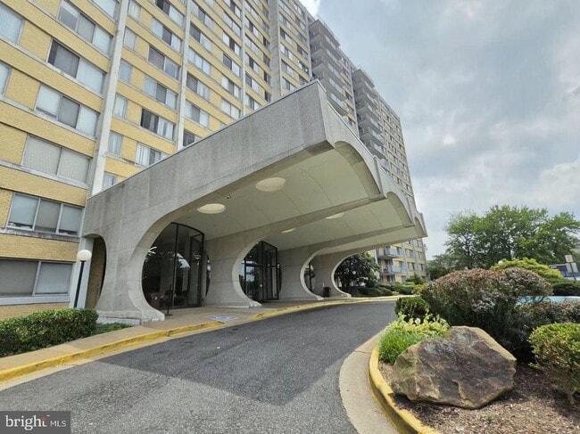 Building Photo - 301 N Beauregard St