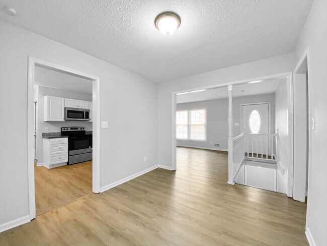 Building Photo - Beautiful 3 Bed 2.5 Bath Ranch Home with Garage in Raytown, MO