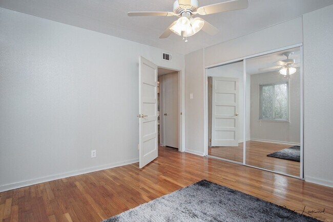 Building Photo - 3914 Gilbert Dr