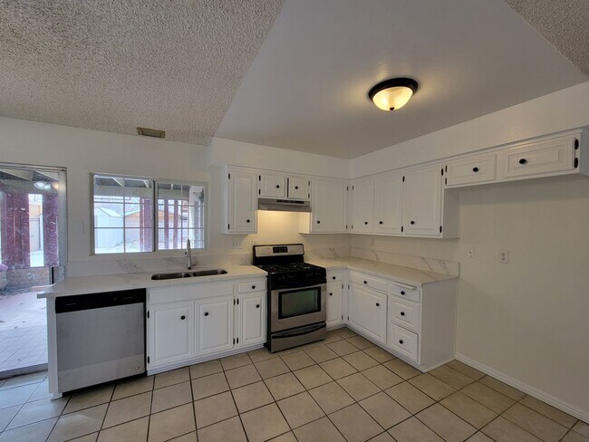 Building Photo - Beautiful 4 Bedroom Home in Palmdale!