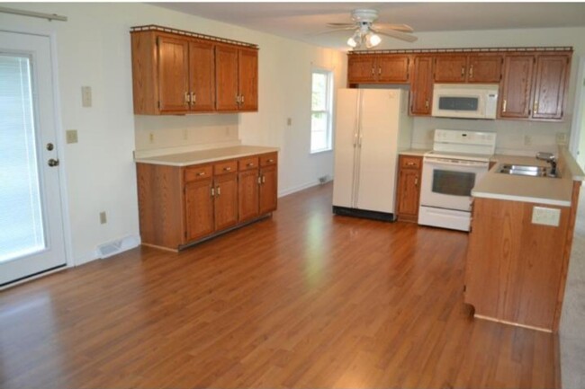 Building Photo - For Rent: Charming 3-Bedroom Pet-Friendly ...