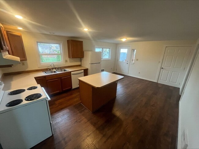 Building Photo - Charming home in a great neighborhood