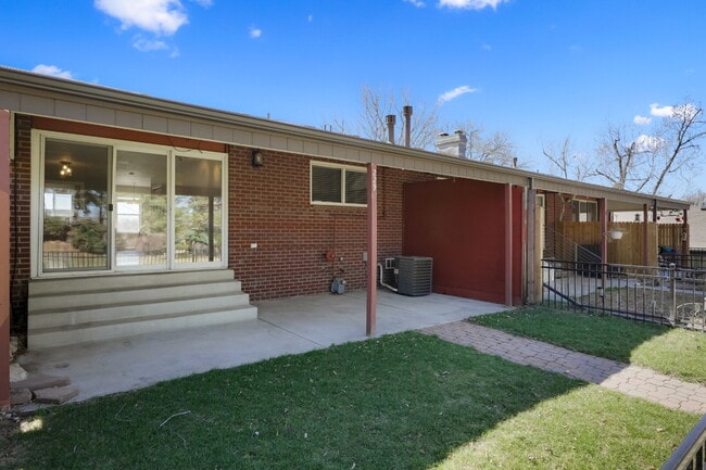 Building Photo - 3 Bedroom Townhome in University Neighborhood