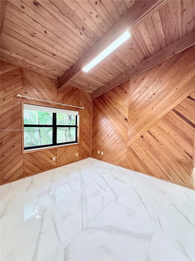 Building Photo - 2751 Parkview Dr S