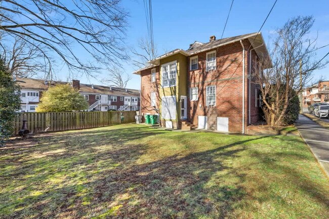 Building Photo - 536 Hawthorne Ln