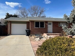 Building Photo - Lovely 5-bedroom, 2-1/2 bath home.  Centrally-located in Longmont with convenient access to shopp...