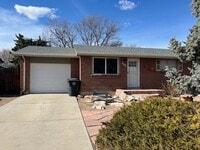 Building Photo - Lovely 5-bedroom, 2-1/2 bath home.  Centrally-located in Longmont with convenient access to shopp...