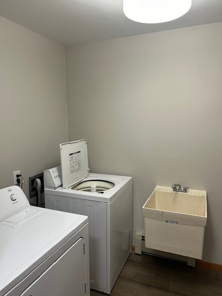 Building Photo - 6050 OH-14