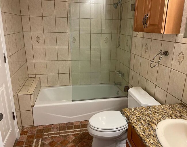 Building Photo - Great location, quiet, 2 bedroom, 1 bath, ...