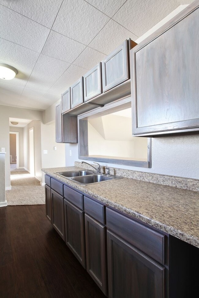 Building Photo - In Town Great Location Two Bedroom Unit