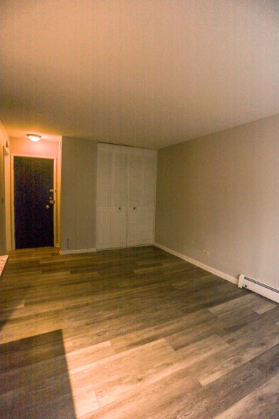 Building Photo - 535 W Briar Pl