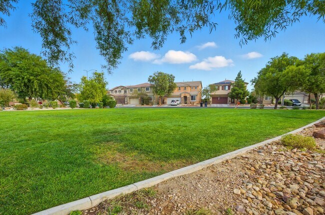 Building Photo - 4 Bedroom House in a Northeast Gated Community