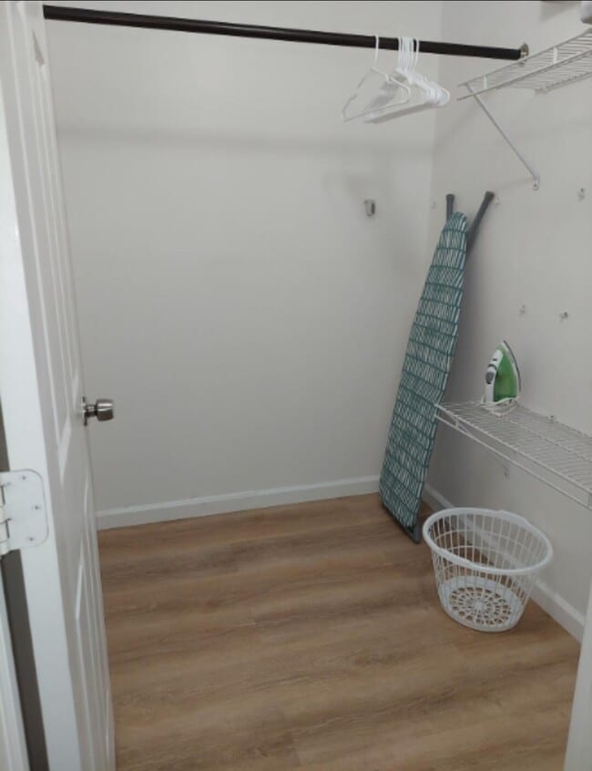 Building Photo - 1401 W 9th St