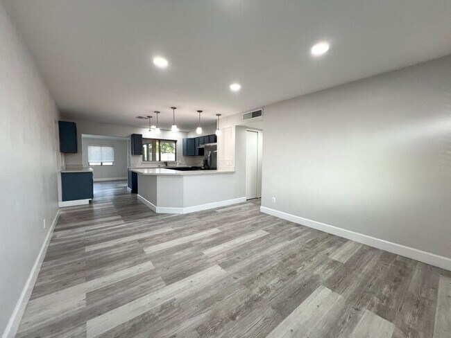 Building Photo - REMODELED 3 BEDROOM PLUS BONUS ROOM/BEDROOM. GREAT BACKYARD