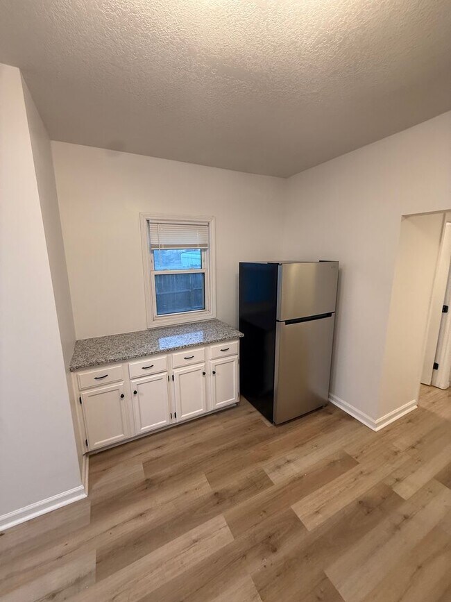 Building Photo - Charming & Updated 2-Bedroom Home in Heart of Olathe!